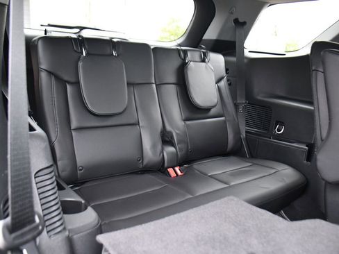 Used 2023 Ford Explorer XLT w/ Equipment Group 202A AWD/4WD image 18