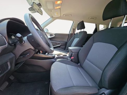 Used 2025 Kia Soul LX w/ LX Technology Package FWD image 9