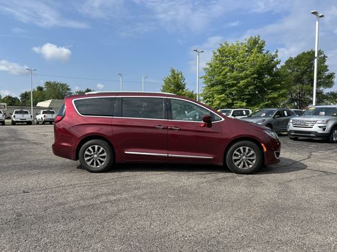 Used 2019 Chrysler Pacifica Touring-L Plus FWD image 3