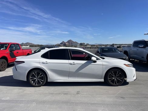 Used 2019 Toyota Camry SE image 3