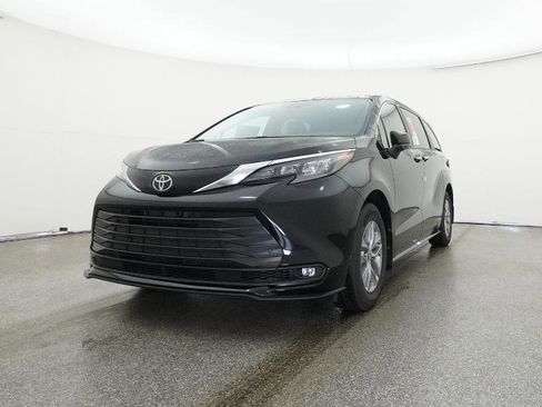 New 2026 Toyota Sienna XLE image 4