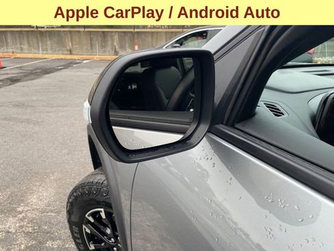 Used 2025 Chevrolet Traverse Z71 image 8