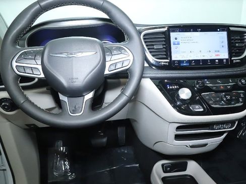 Used 2024 Chrysler Pacifica Select image 27