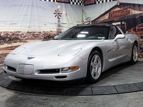 Used 1997 Chevrolet Corvette Coupe w/ Memory Pkg image 2