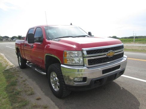 Used 2011 Chevrolet Silverado 2500 LT w/ Interior Plus Package AWD/4WD image 7