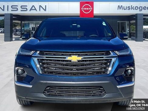Used 2023 Chevrolet Traverse LT image 2