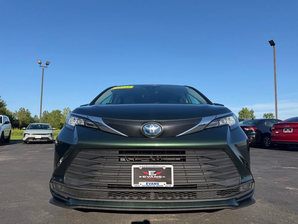Used 2023 Toyota Sienna LE FWD image 2