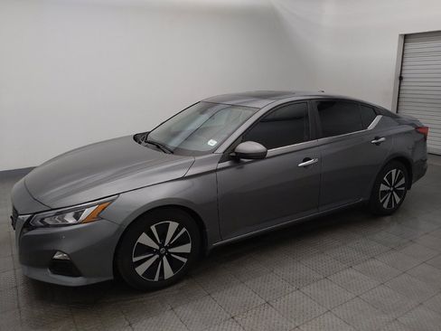 Used 2021 Nissan Altima 2.5 SV w/ SV Premium Package FWD image 2