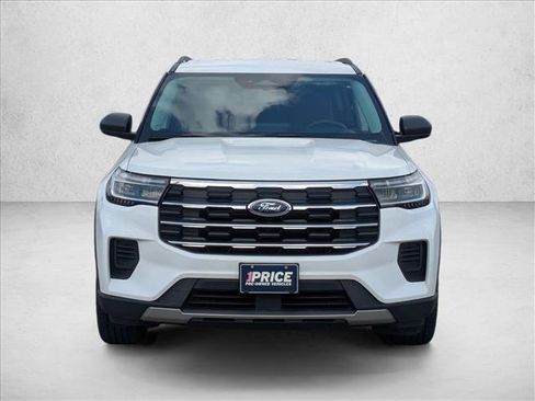 Used 2025 Ford Explorer Active RWD image 2