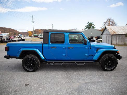 Used 2022 Jeep Gladiator Sport image 2