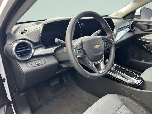 Used 2025 Chevrolet Trax LT w/ LT Convenience Package image 13