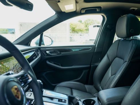 Certified 2025 Porsche Macan image 22