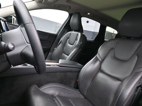 Used 2023 Volvo XC60 B5 Ultimate w/ Climate Package FWD image 10