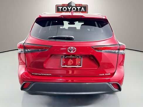 Certified 2022 Toyota Highlander XLE image 6
