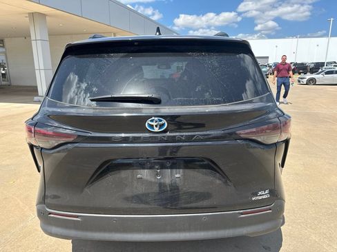Used 2024 Toyota Sienna XLE FWD image 6