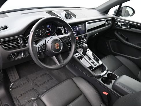 Certified 2025 Porsche Macan w/ Premium Package Plus AWD/4WD image 4