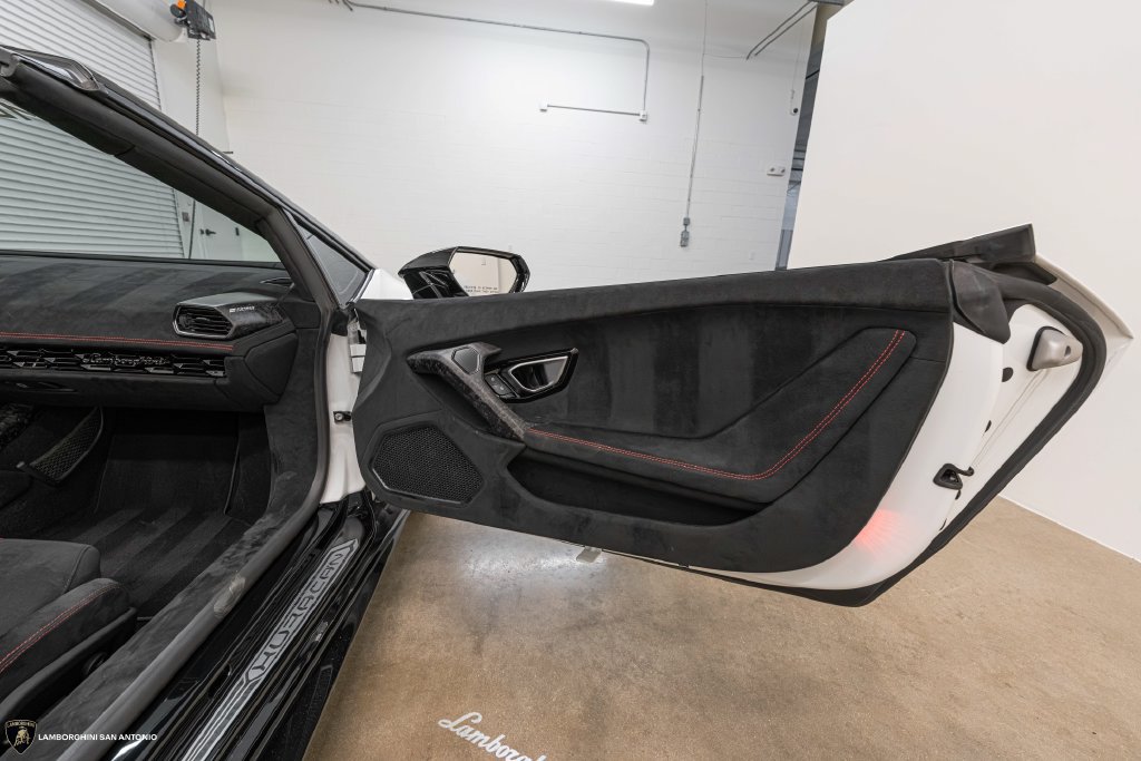 Used 2019 Lamborghini Huracan Performante AWD/4WD image 31