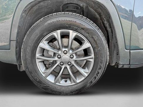 Used 2020 Jeep Cherokee Latitude Plus AWD/4WD image 10