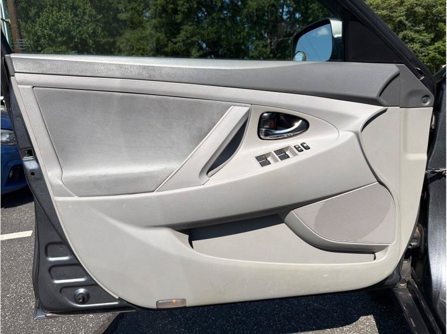 Used 2010 Toyota Camry LE FWD image 7