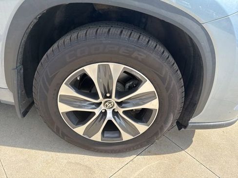 Used 2022 Toyota Highlander XLE AWD/4WD image 10