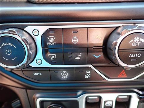 Used 2022 Jeep Gladiator Mojave w/ Cold Weather Group AWD/4WD image 22
