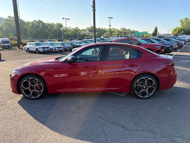 Used 2022 Alfa Romeo Giulia Veloce AWD/4WD image 2