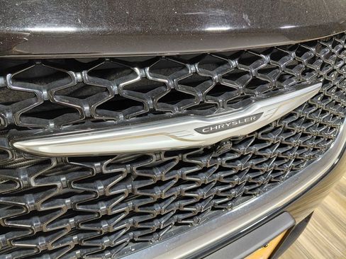 Certified 2024 Chrysler Pacifica Touring-L FWD image 27