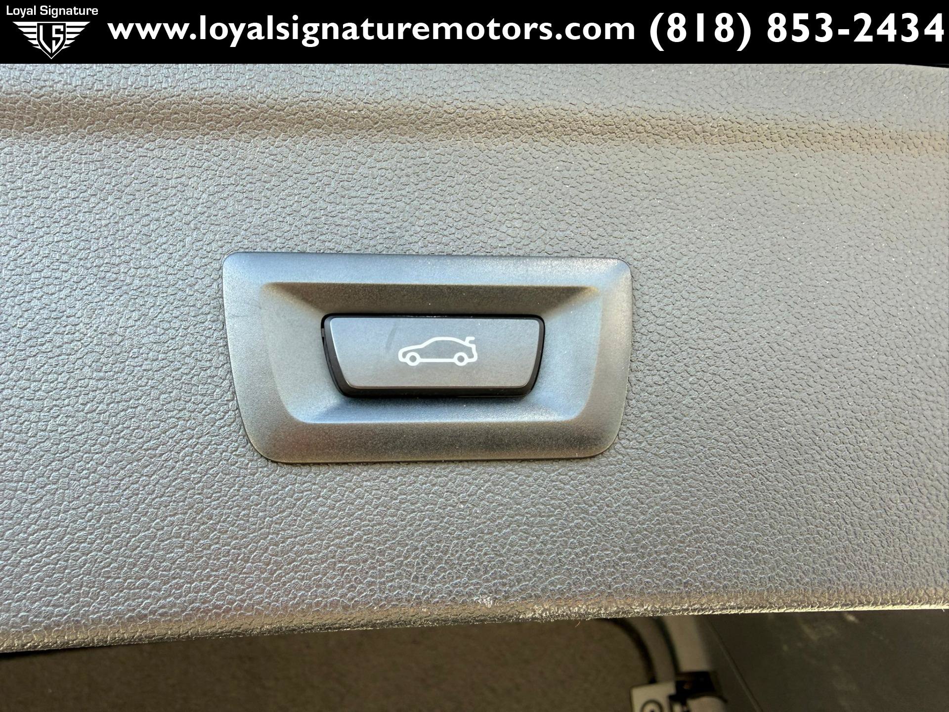 Used 2024 BMW iX xDrive50 w/ Sport Package AWD/4WD image 11