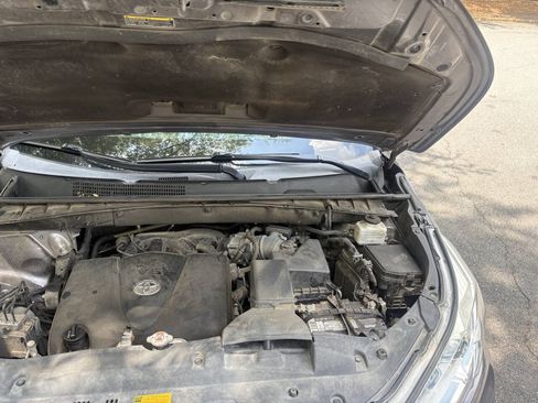 Used 2019 Toyota Highlander XLE FWD image 16