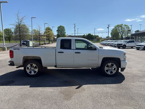 Used 2018 Chevrolet Silverado 1500 Custom w/ Custom Value Package AWD/4WD image 6