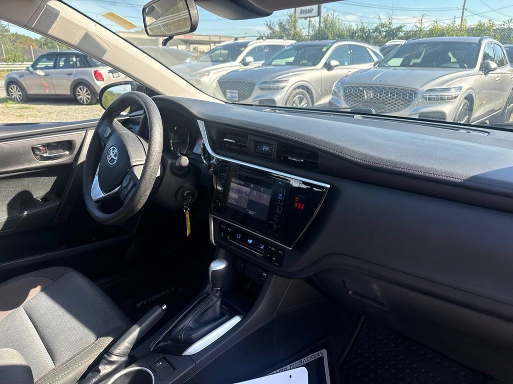 Used 2018 Toyota Corolla LE FWD image 19