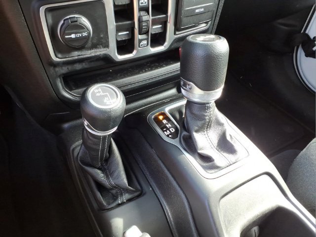 Used 2025 Jeep Wrangler Unlimited Sahara AWD/4WD image 20