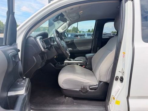 Used 2018 Toyota Tacoma SR5 RWD image 15