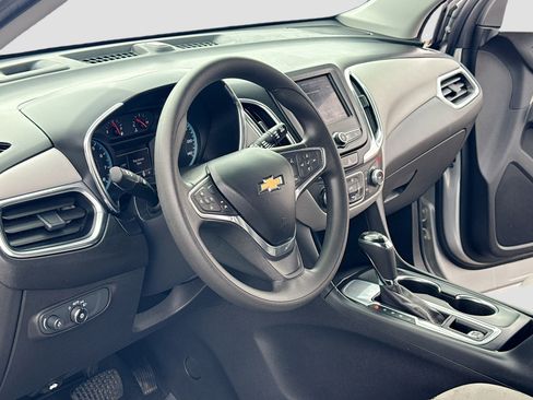Used 2020 Chevrolet Equinox LS w/ LS Convenience Package FWD image 4