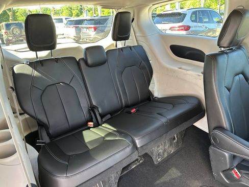 Used 2023 Chrysler Pacifica Touring-L AWD/4WD image 22