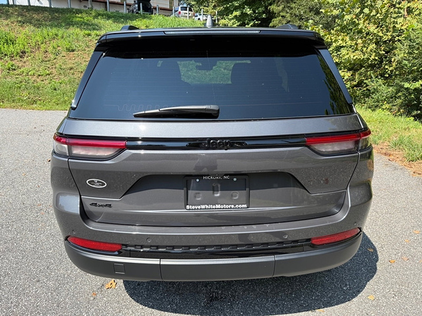 Used 2025 Jeep Grand Cherokee Altitude AWD/4WD image 7