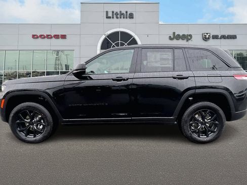 New 2025 Jeep Grand Cherokee Altitude image 3