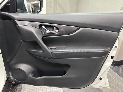 Used 2018 Nissan Rogue SV image 21