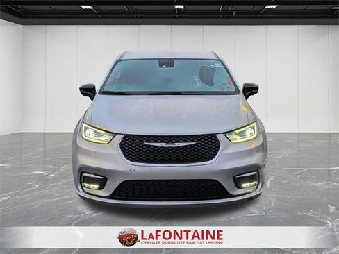 Used 2024 Chrysler Pacifica Touring-L image 8