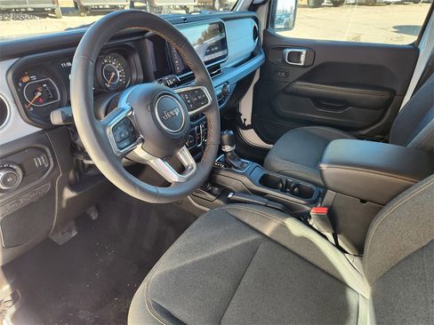 Used 2024 Jeep Wrangler Sahara image 7