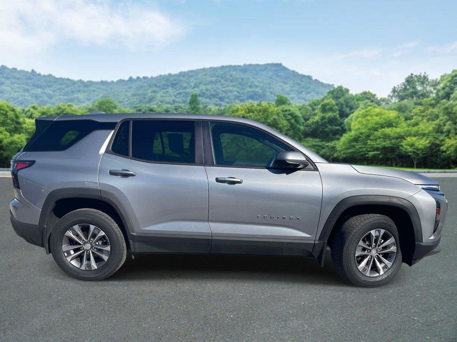 Used 2026 Chevrolet Equinox LT FWD image 2