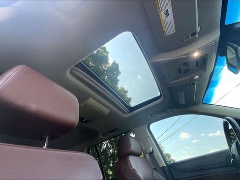 Used 2018 Chevrolet Suburban Premier AWD/4WD image 30