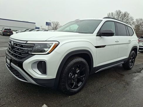 New 2026 Volkswagen Atlas Peak Edition image 2