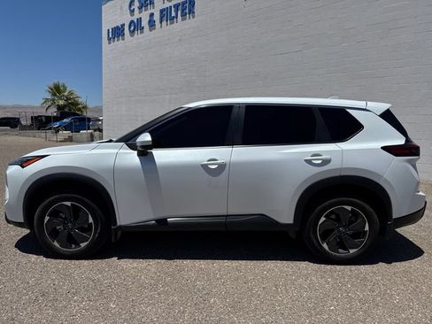 Used 2025 Nissan Rogue SV AWD/4WD image 2