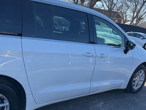 Used 2026 Chrysler Pacifica Select image 14