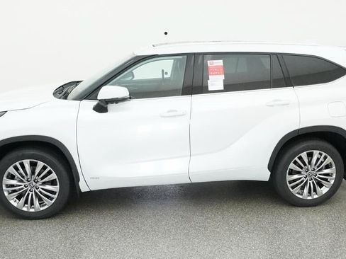 New 2026 Toyota Highlander Platinum AWD/4WD image 3