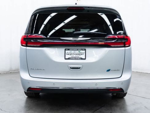 Used 2023 Chrysler Pacifica Limited FWD image 5