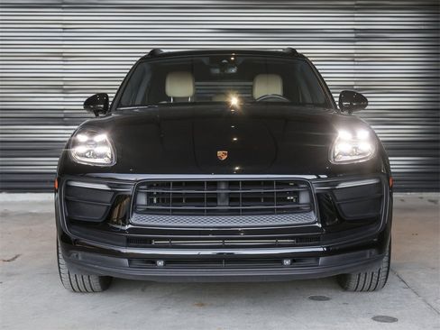 Certified 2022 Porsche Macan image 10