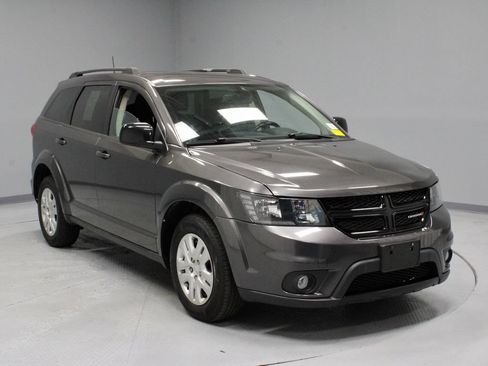 Used 2019 Dodge Journey SE w/ Connectivity Group FWD image 1