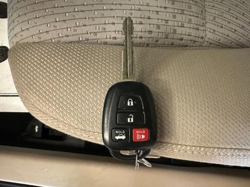 Used 2012 Toyota Camry LE FWD image 14